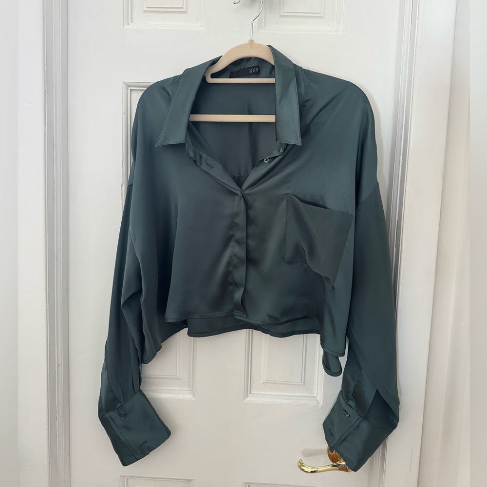 KES CROPPED OVERSIZED SATIN BUTTON UP - FOREST